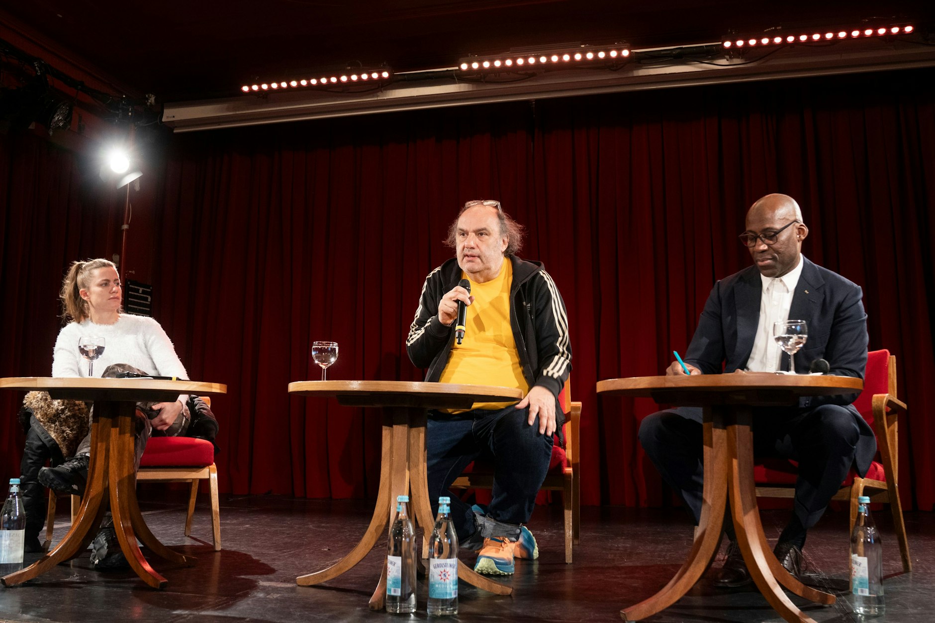 Berlins Kultursenator Joe Chialo (r., CDU) stellt während einer Pressekonferenz Matthias Lilienthal (M.) als neuen Intendanten der Volksbühne vor. Links sitzt die Choreografin Florentina Holzinger, die an das neue Artistic Board der Volksbühne berufen wird.