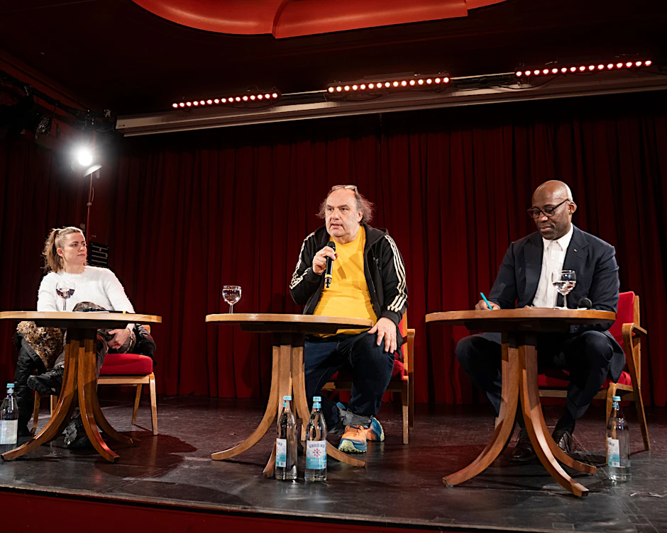 Berlins Kultursenator Joe Chialo (r., CDU) stellt während einer Pressekonferenz Matthias Lilienthal (M.) als neuen Intendanten der Volksbühne vor. Links sitzt die Choreografin Florentina Holzinger, die an das neue Artistic Board der Volksbühne berufen wird.