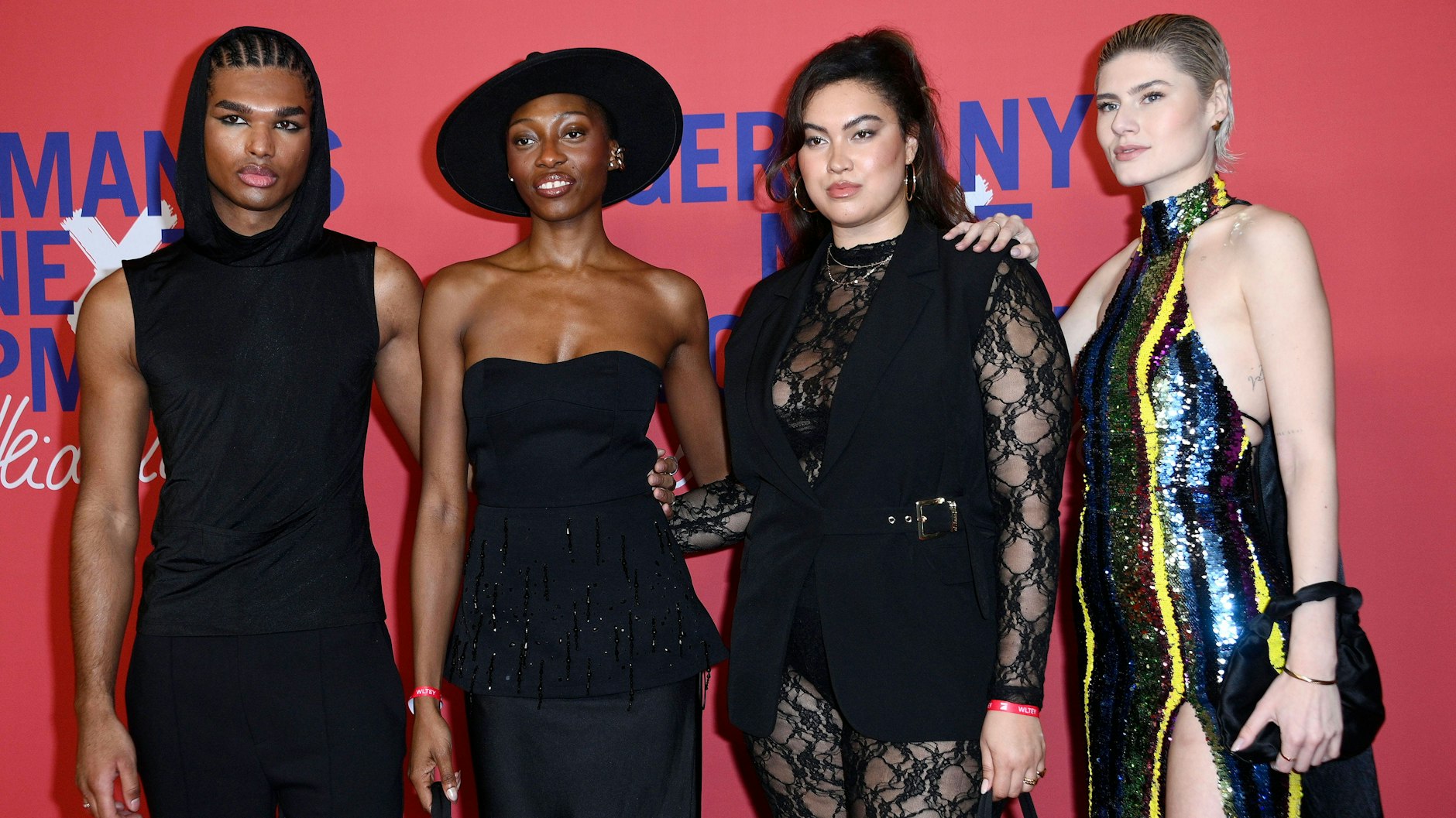 Jermaine Kothé, Toni Dreher-Adenuga, Vivien Blotzki und Lea Oude posierten gemeinsam als GNTM-Sieger, Simone war nicht dabei.