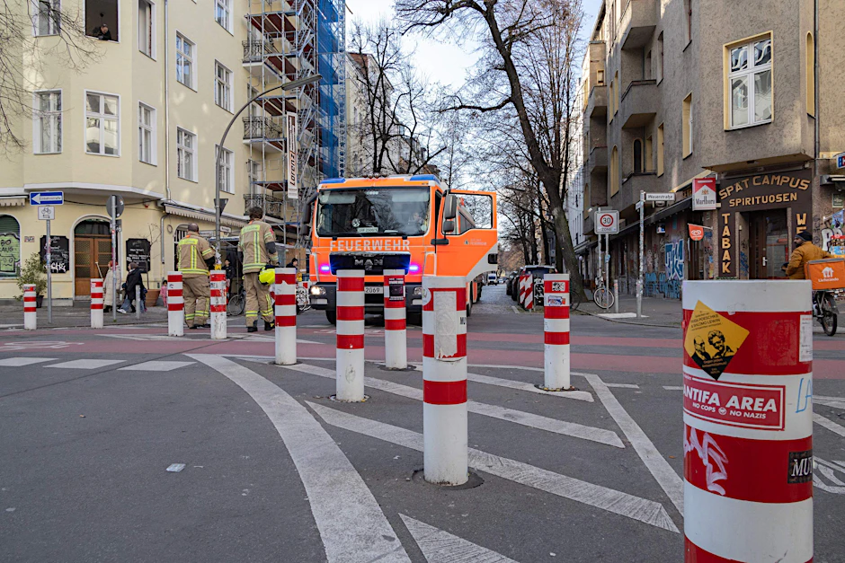 Mehrere Feuerwehrfahrzeuge sollen bei der Anfahrt zu einem Feuerwehreinsatz in Neukölln am 3. Februar an den sogenannten Kiezpollern an der Kreuzung Weichselstraße/Weserstrasse behindert worden sein.