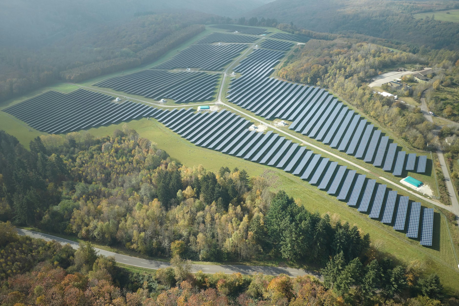 Der Sonnencluster in Genderich ist der größte in Rheinland-Palatinat. Nicht alle Solarparks haben bereits genügend Speicherkapazitäten.