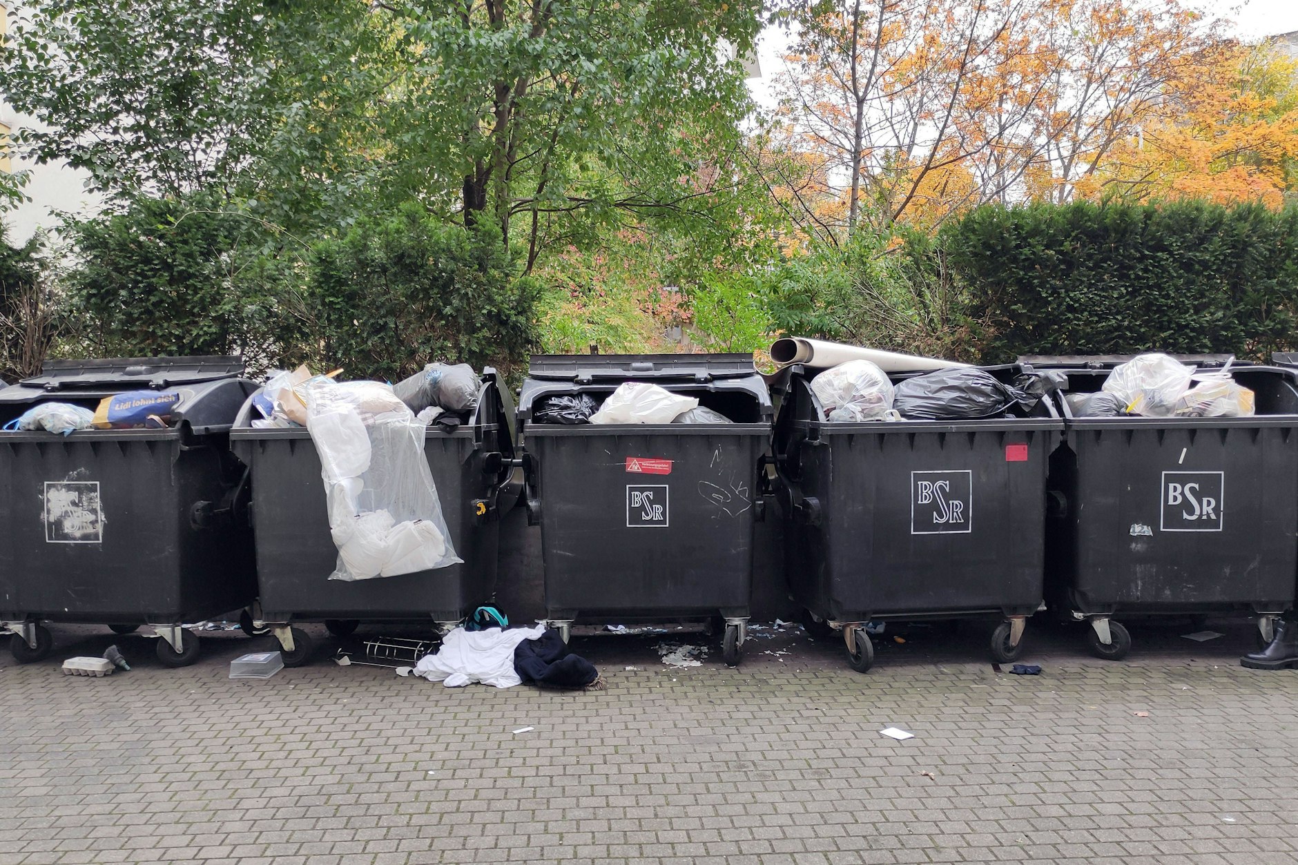 Marzahn-Hellersdorf: Laut der Wohngesellschaft Stadt und Land landet zu viel Müll neben den Containern.