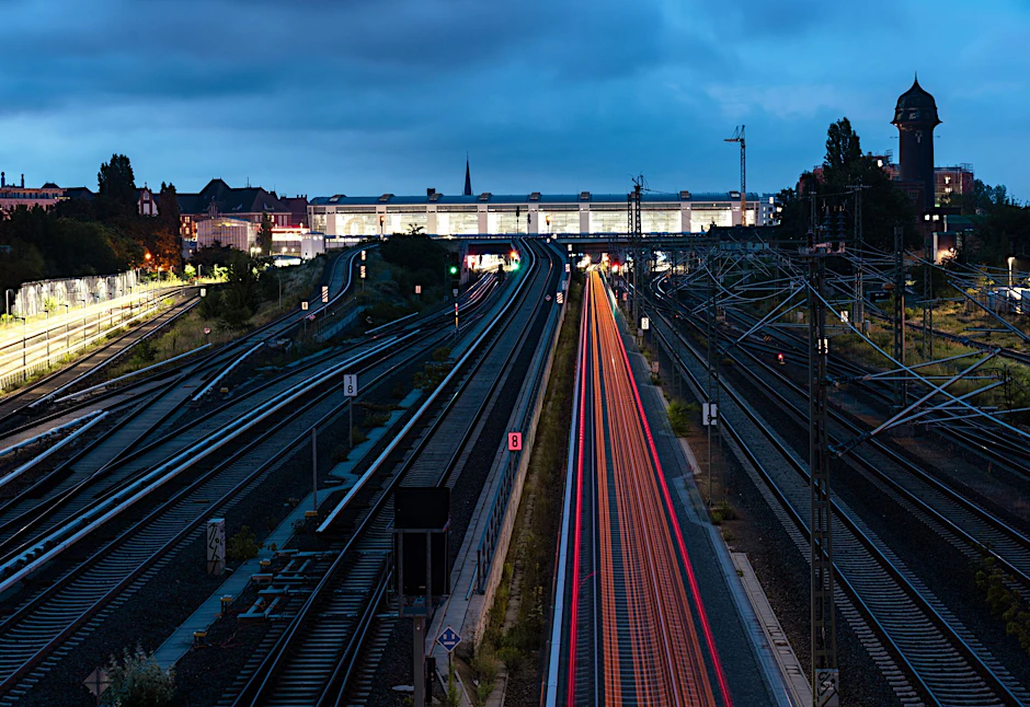 Das zweitwichtigste Nahverkehrsmittel Berlins: Ein S-Bahn-Zug fährt auf den Bahnhof Ostkreuz zu. Auch für die Ost-West-Linien werden neue Fahrzeuge und ein Zugbetreiber gesucht.