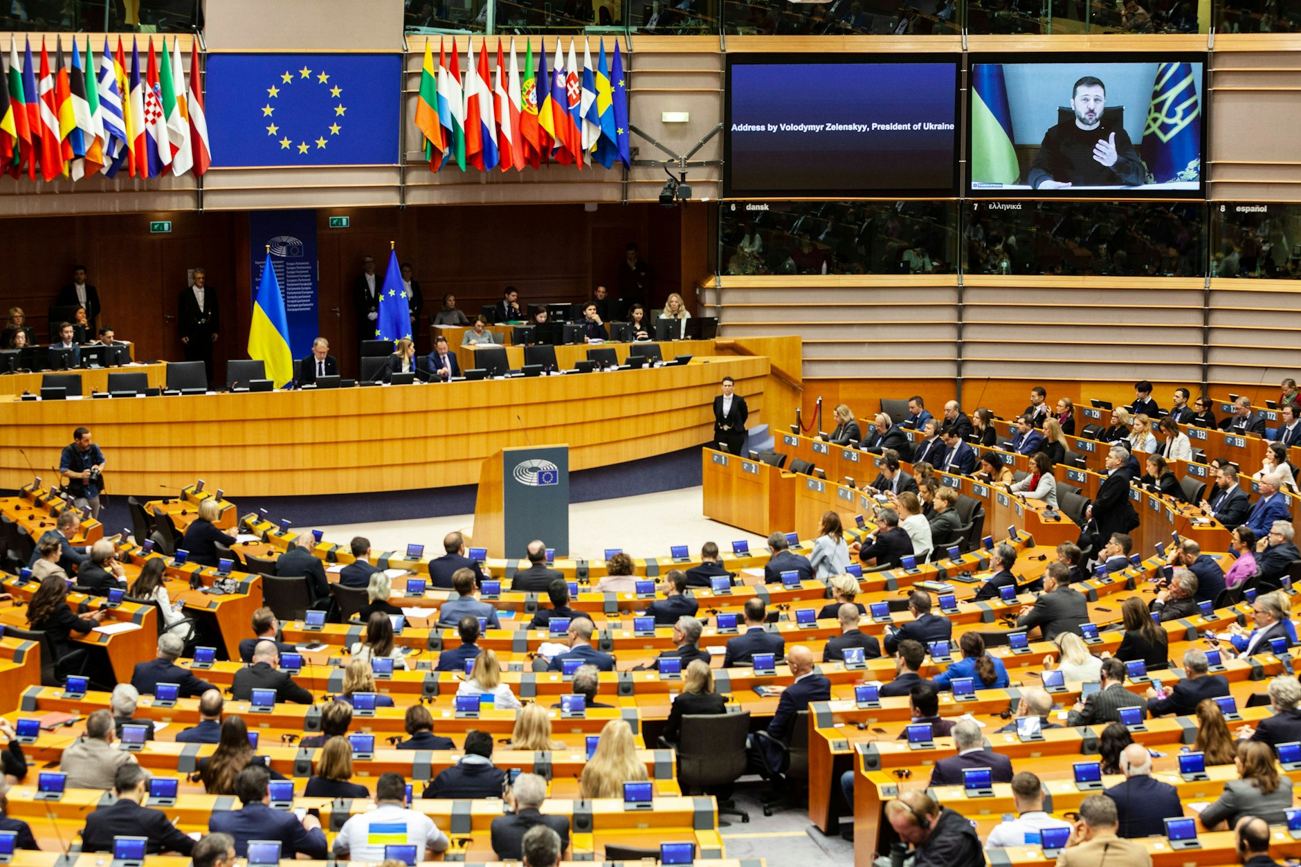Selenskyi spricht via Videoübertragung im EU-Parlament.