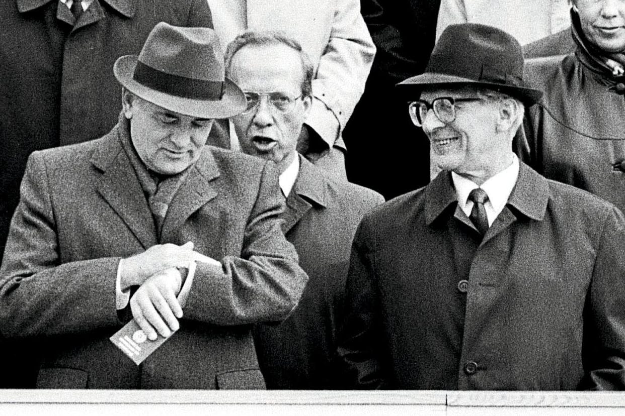 Michail Gorbatschow und Erich Honecker auf der Ehrentribüne anlässlich der Militärparade zur 40-Jahr-Feier der DDR. Ob Honecker über DDR-Witze lachen konnte?