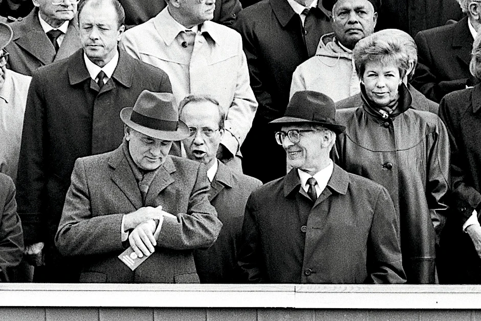 Michail Gorbatschow und Erich Honecker auf der Ehrentribüne anlässlich der Militärparade zur 40-Jahr-Feier der DDR. Ob Honecker über DDR-Witze lachen konnte?