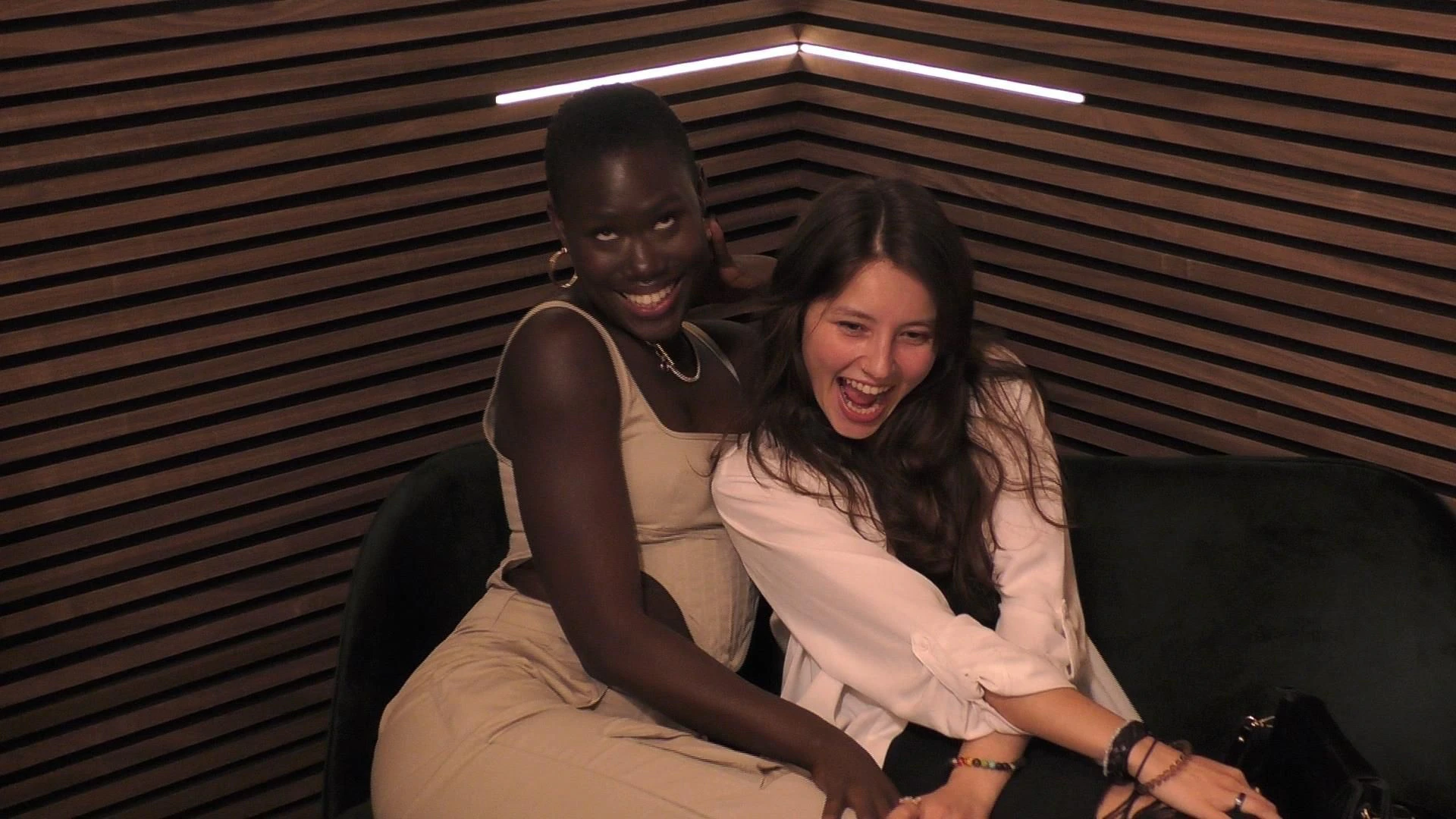 Aminata und Katja haben beim Date jede Menge Spaß.