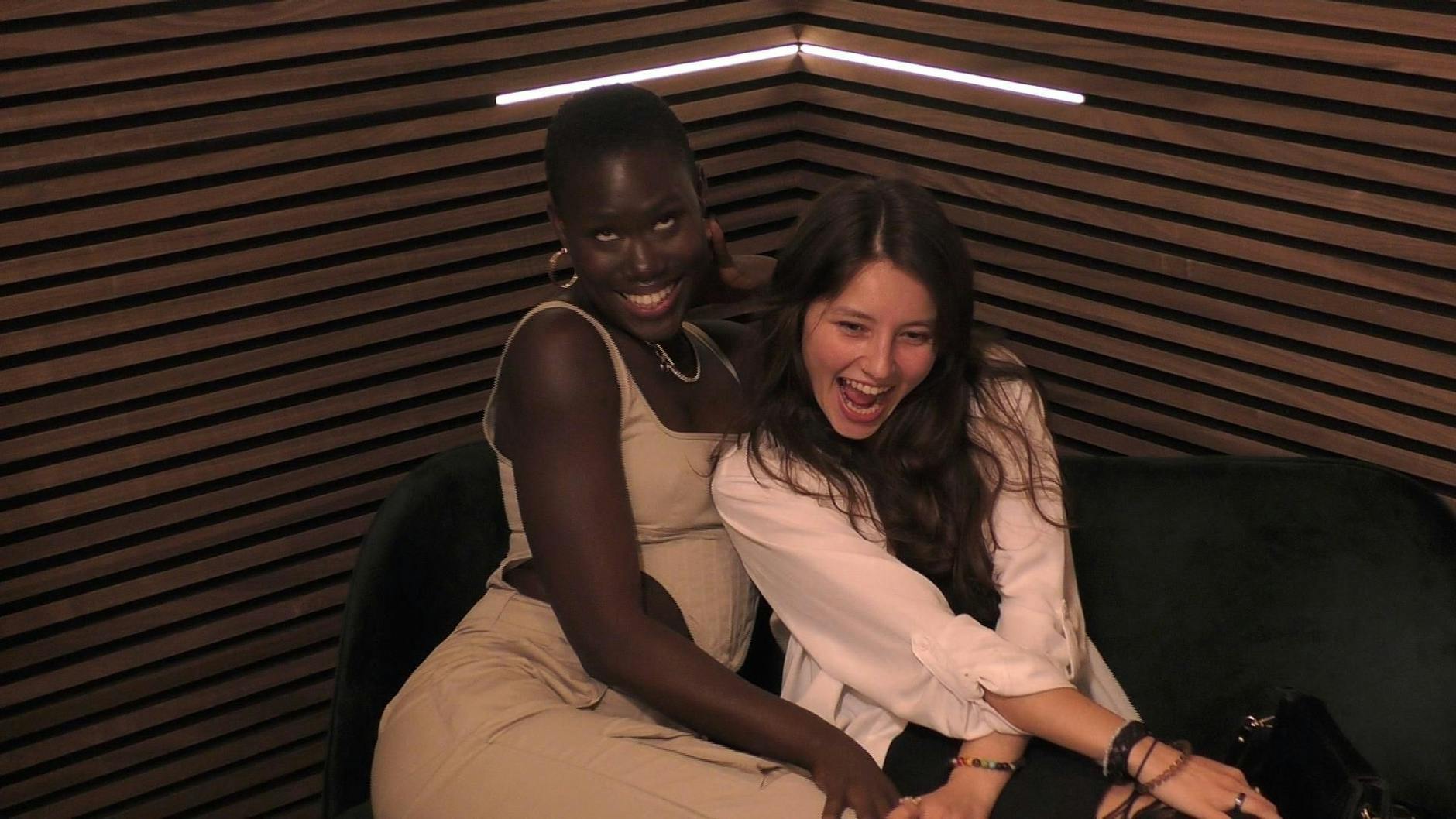 Aminata und Katja haben beim Date jede Menge Spaß.
