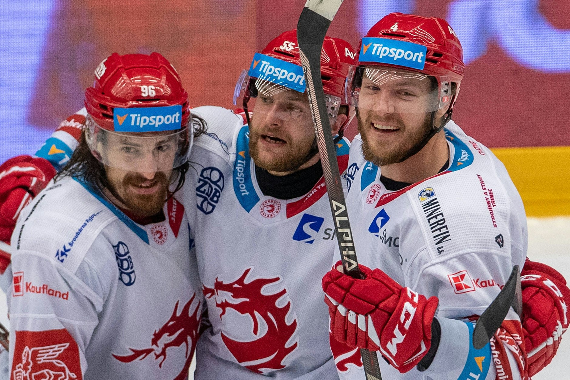Weiß genau, wie man Meistertitel holt: Adam Smith (r.) hatte zuletzt mit den Kollegen von Ocelari Trinec viel zu feiern.