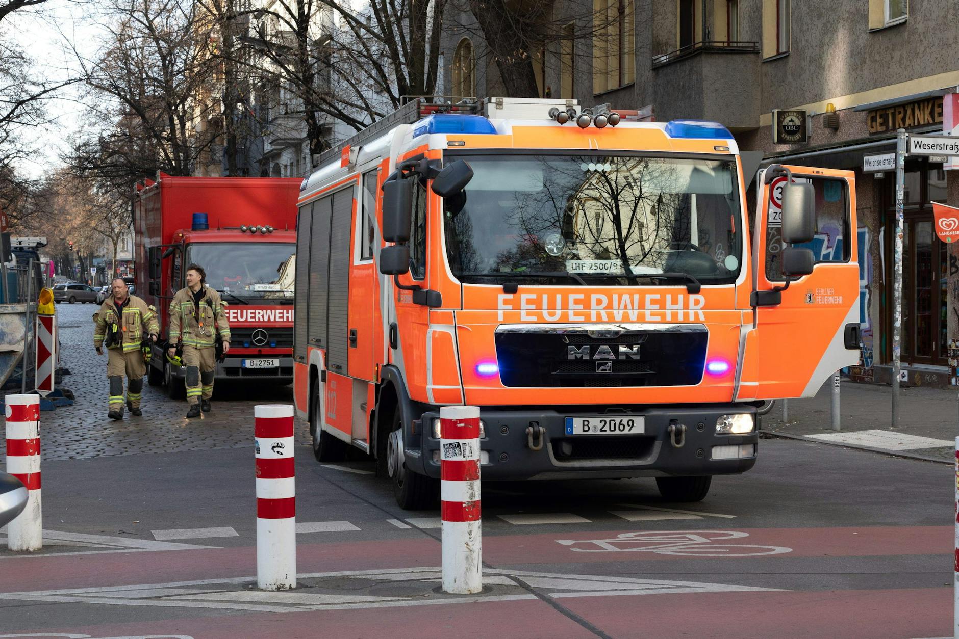 Nicht nur dieses Einsatzfahrzeug scheiterte an den „Kiezblockern“, auch schon die Drehleiter musste umdrehen und einen anderen Anfahrtsweg suchen, bei einem Einsatz in Neukölln, (3. Februar 2025)