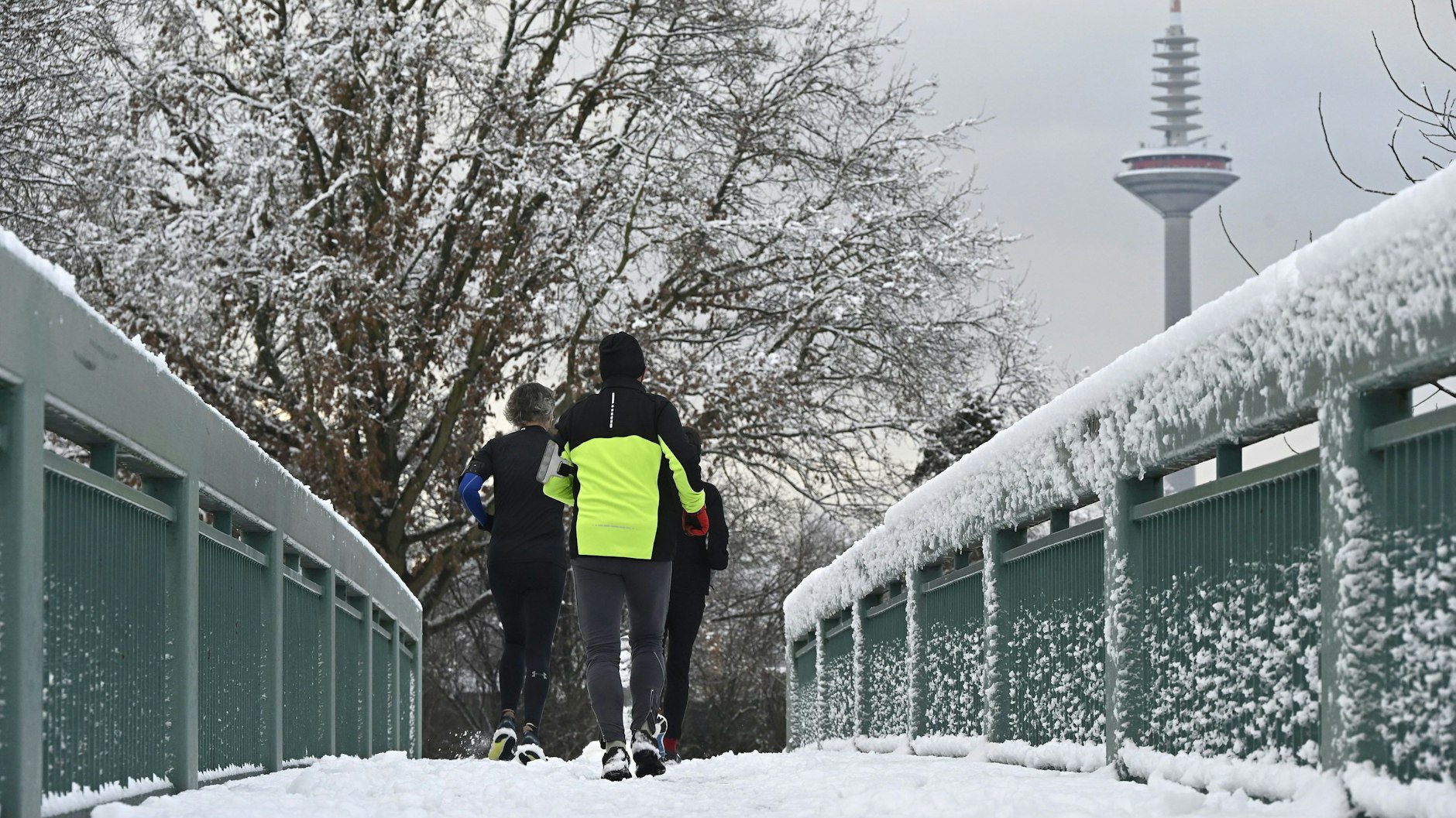 Die Bewegung an der frischen Luft stärkt das Immunsystem und senkt das Erkältungsrisiko.