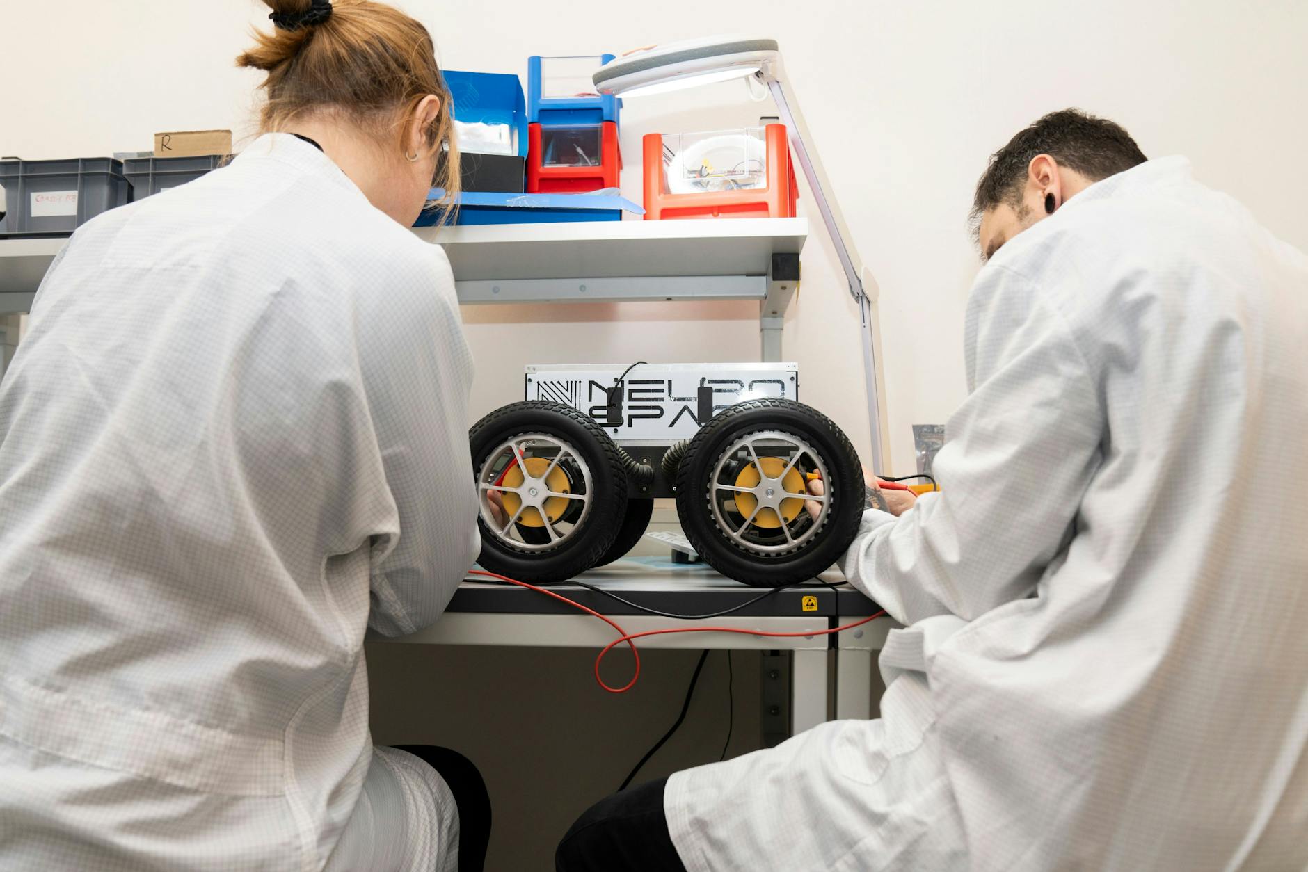 Im Reinlabor wird an einem Rover gearbeitet. Das komplette Labor ist geerdet, damit kein elektrischer Schlag die empfindliche Elektronik beschädigen kann.