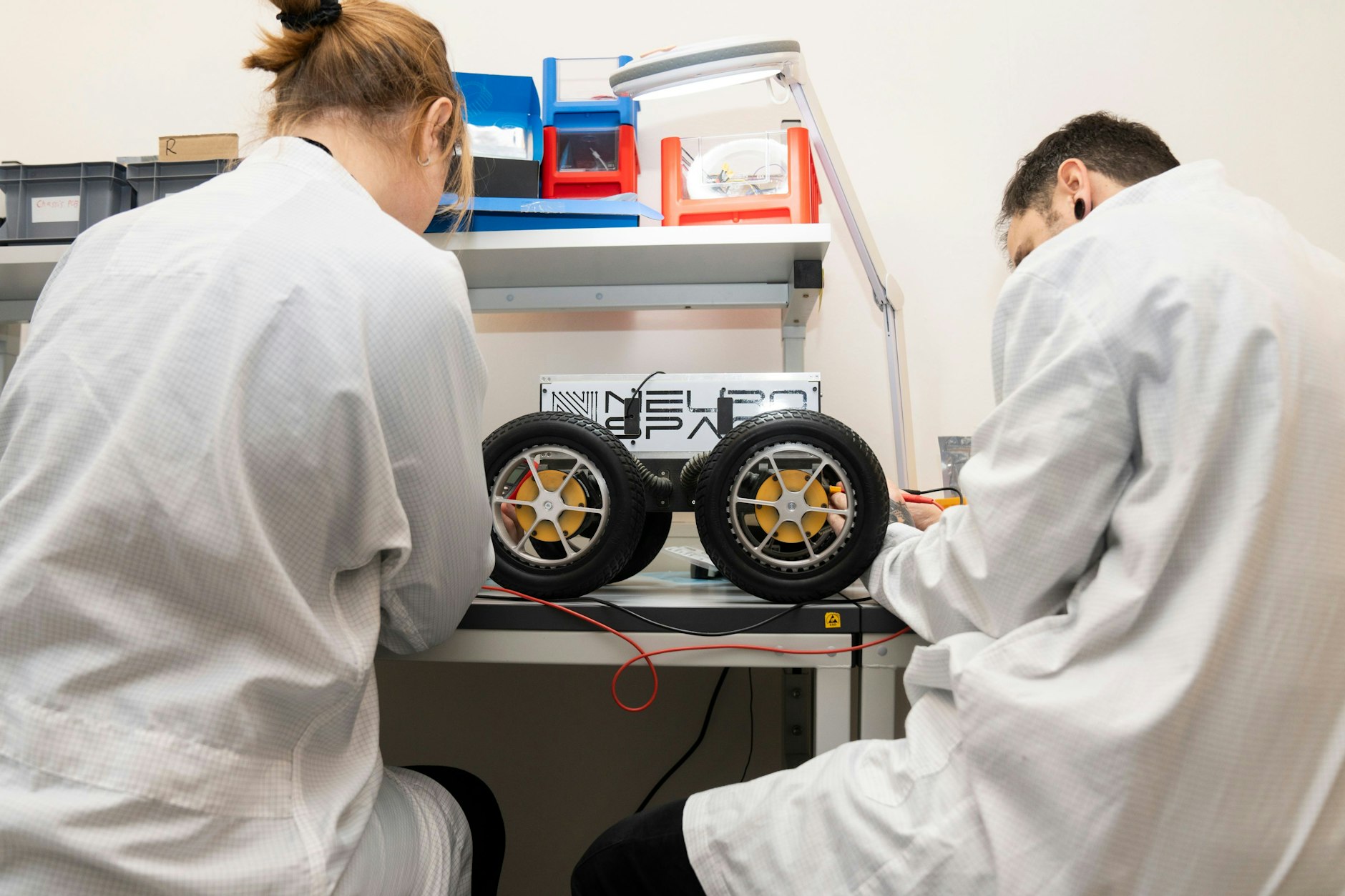 Im Reinlabor wird an einem Rover gearbeitet. Das komplette Labor ist geerdet, damit kein elektrischer Schlag die empfindliche Elektronik beschädigen kann.