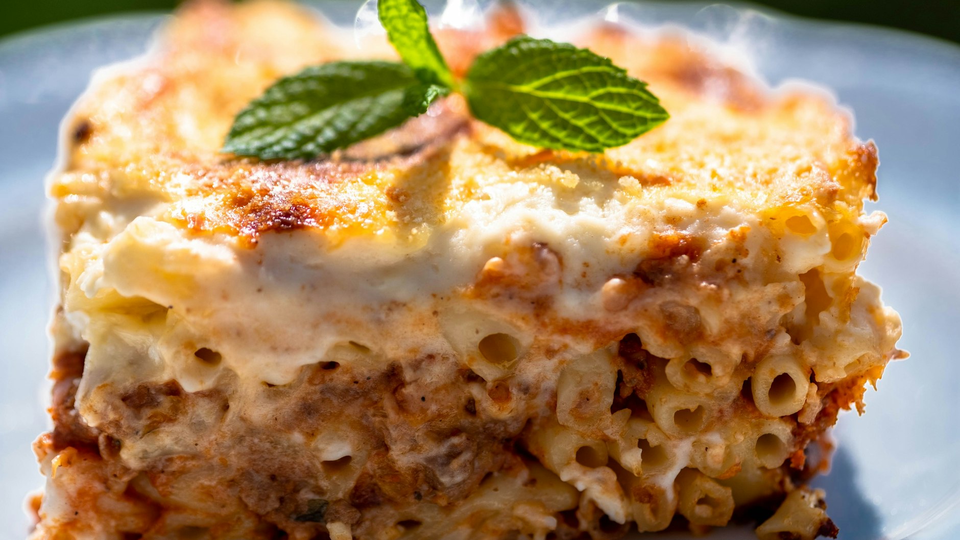 Makkaroni, würziges Hackfleisch und cremige Béchamelsoße machen Pastitsio zum absoluten Wohlfühlgericht!