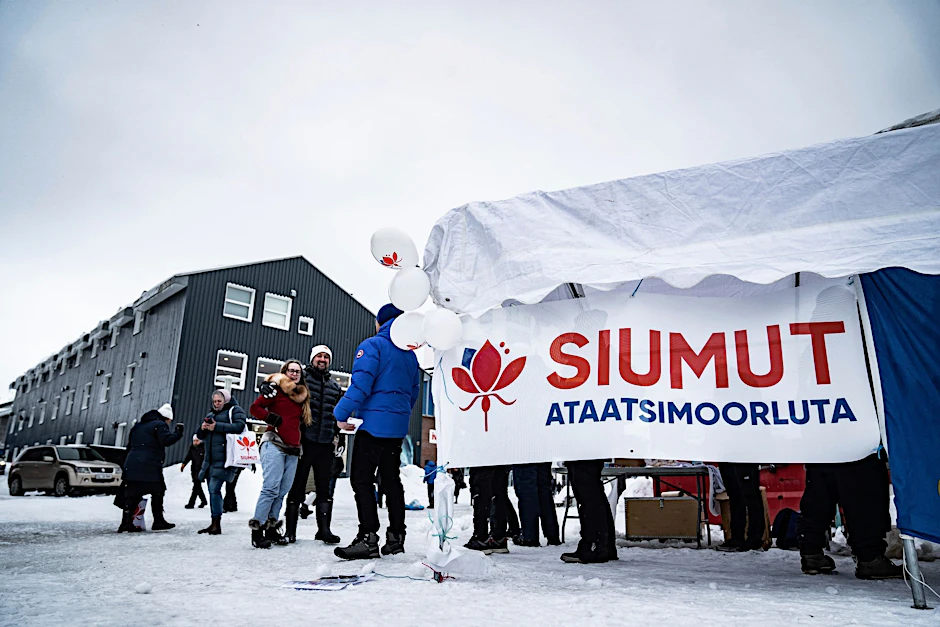 Kandidaten der grönländischen Partei Siumut verteilen Flugblätter. 