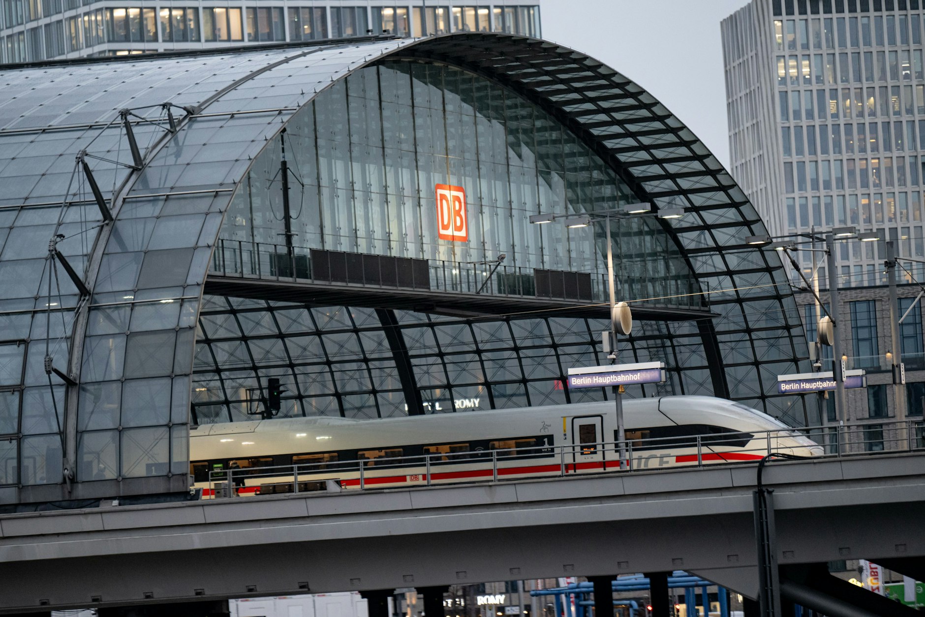 Ein ICE fährt am Morgen in den Berliner Hauptbahnhof. (Symbolfoto) Seit der Eröffnung 2006 hat der Verkehr am Hauptbahnhof immer weiter zugenommen, teils ist der Tiefbahnhof verstopft. Die Bahn will gegensteuern. Für die Fahrgäste wird es aber erst einmal schlechter.
