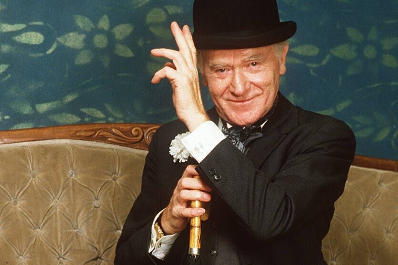 Der Zauberer Pan Tau mit Schirm und Melone begeisterte große und kleine Fernsehzuschauer im Westen und in der DDR.