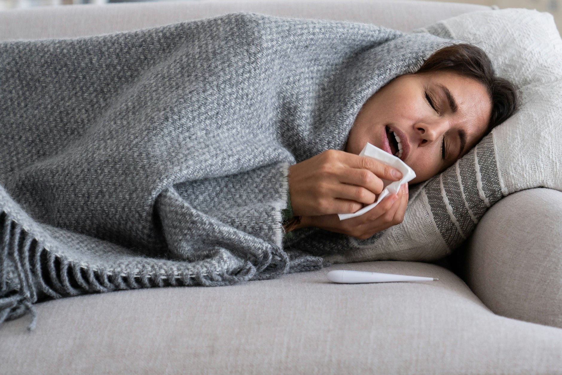 Deutschlandweit leiden nach RKI-Angaben rund 8 Millionen Menschen an einer akuten Atemwegserkrankung. Vor allem Grippeviren seien im Umlauf, aber auch Corona, Erkältungen und das Respiratorische Synzytial-Virus.