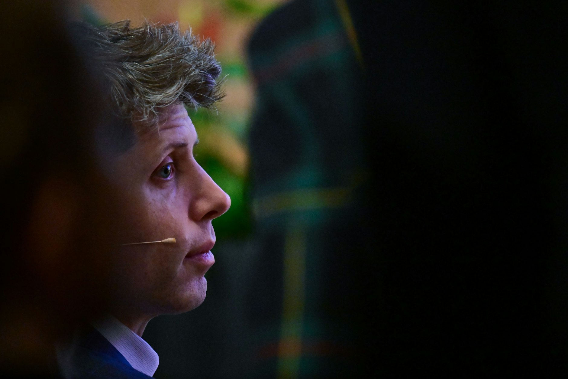 Berlin: Sam Altman, Mitgründer und Vorstandsvorsitzender von OpenAI, sitzt vor einer Podiumsdiskussion über die Zukunft Künstlicher Intelligenz an der TU Berlin im Publikum.