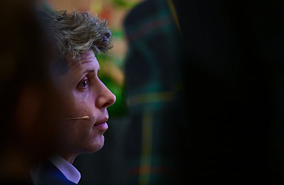Berlin: Sam Altman, Mitgründer und Vorstandsvorsitzender von OpenAI, sitzt vor einer Podiumsdiskussion über die Zukunft Künstlicher Intelligenz an der TU Berlin im Publikum.