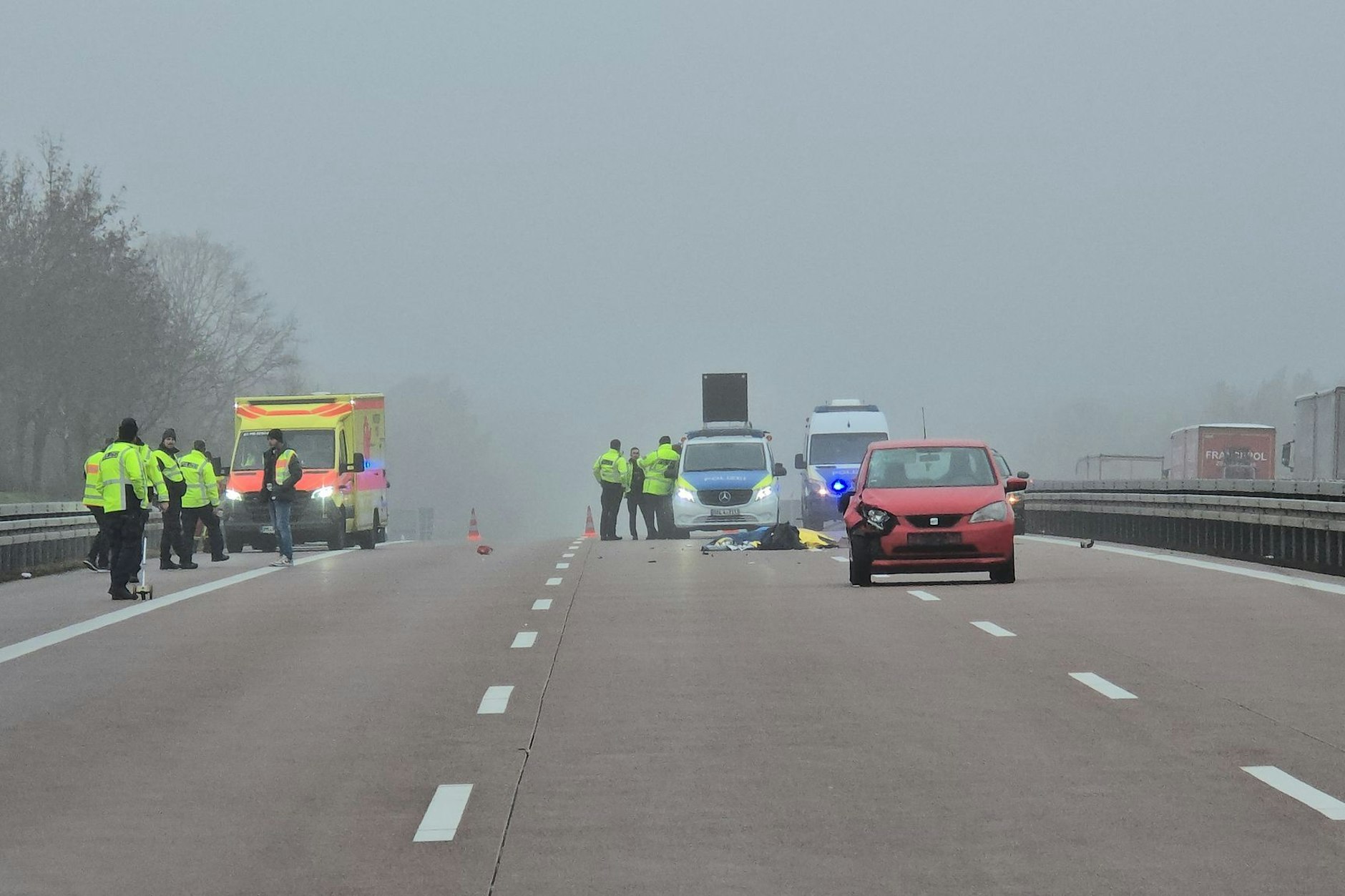 Polizei und Rettungsdienste stehen nach einem tödlichen Unfall auf der gesperrten Autobahn 2 bei Netzen.