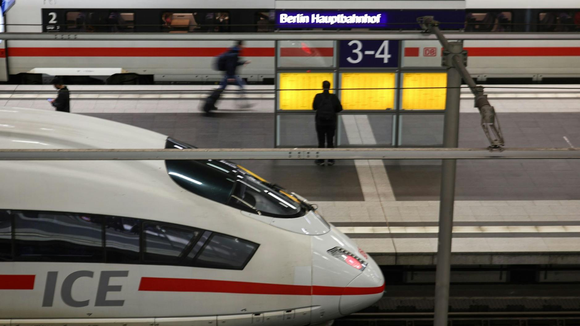 Die Bahn hat zusätzliche Weichen und sogenannte Zugdeckungssignale im Berliner Hauptbahnhof installiert. Damit sollen Züge künftig nicht nur schneller, sondern auch flexibler an die Bahnsteige rollen können.