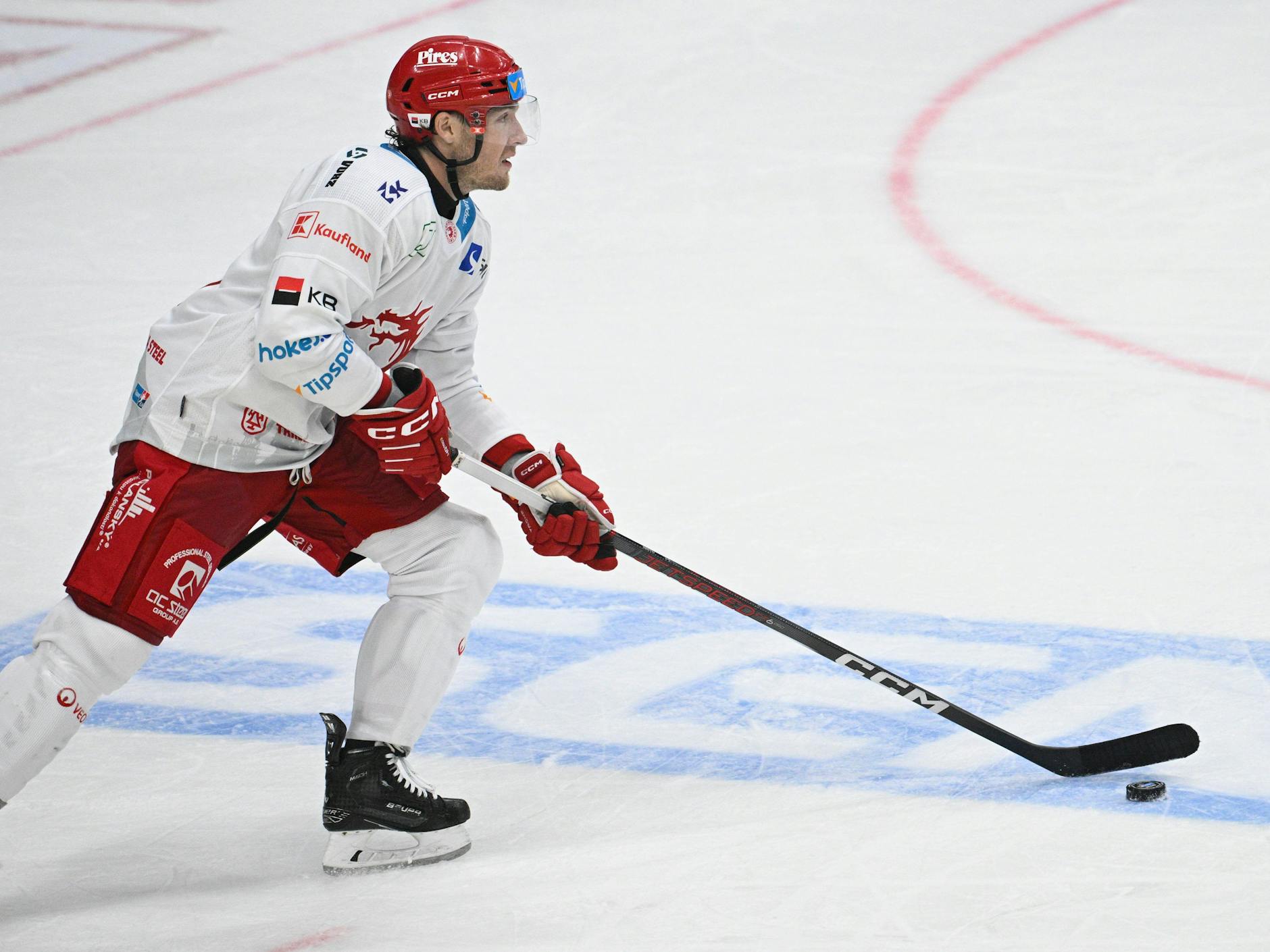 Der Puck an der Kelle, den Blick nach vorn: Adam Smith speilt ab sofort für die Eisbären Berlin.