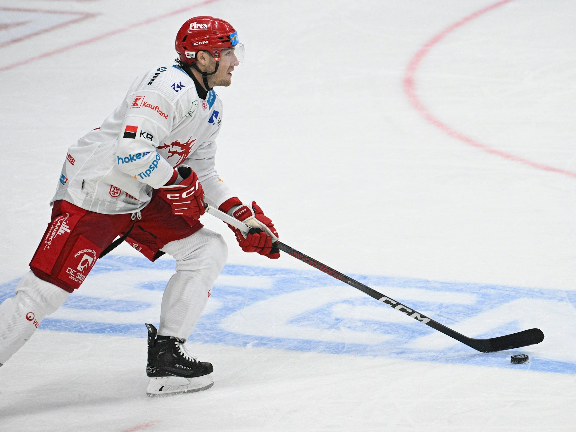 Der Puck an der Kelle, den Blick&nbsp; nach vorn: Adam Smith speilt ab sofort für die Eisbären Berlin.