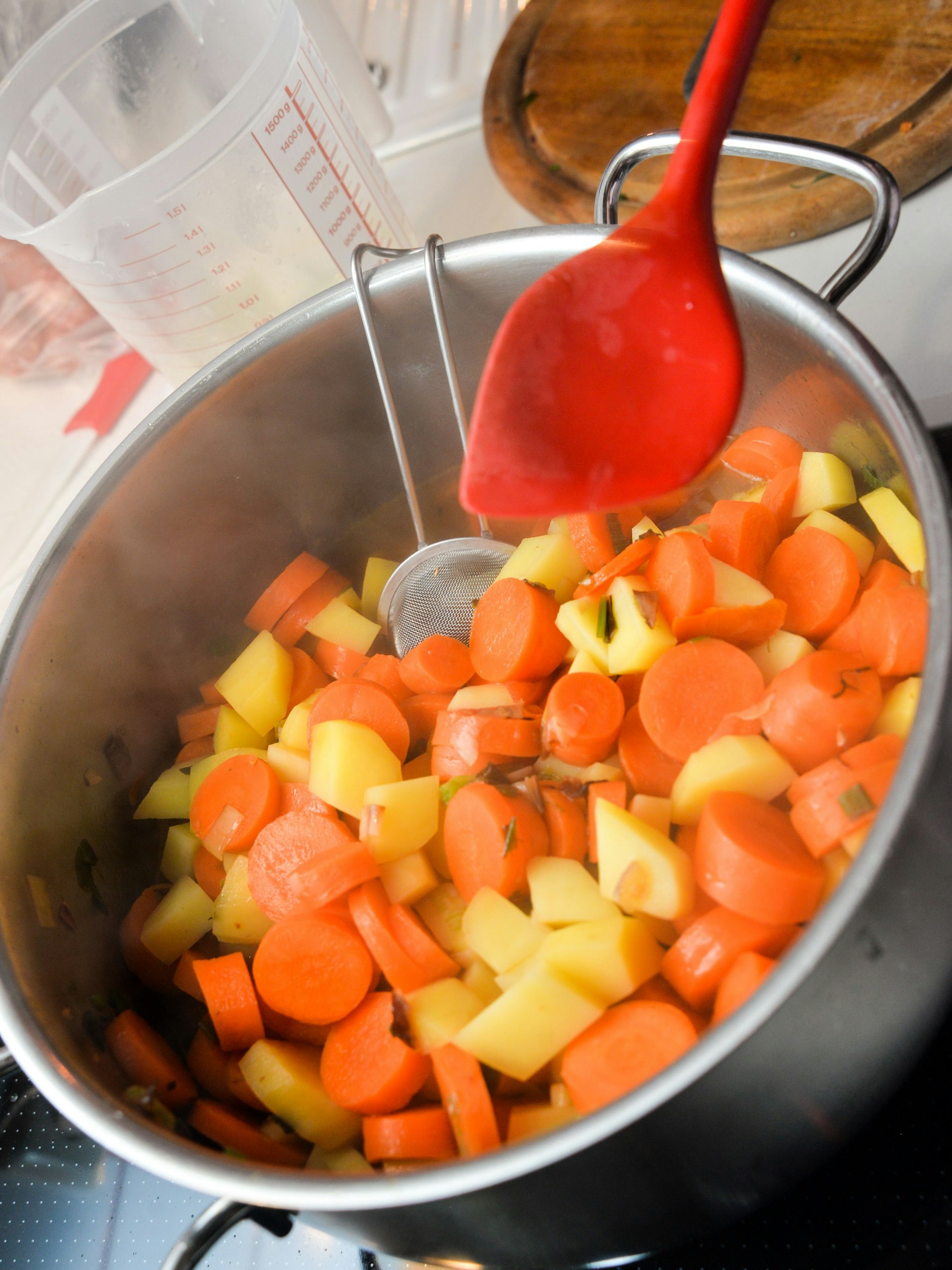 Möhreneintopf ist schnell gekocht - und die Zutaten sind nicht teuer. Probieren Sie das Rezept doch mal aus!