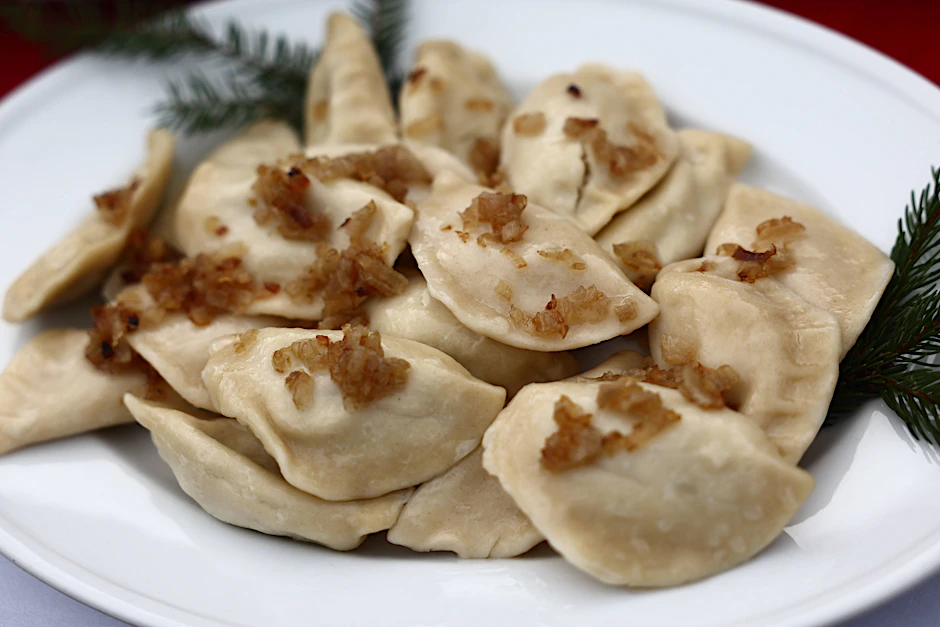 Nach dem Kochen werden die Pierogi kurz in Butter angebraten, bis sie schön knusprig sind.