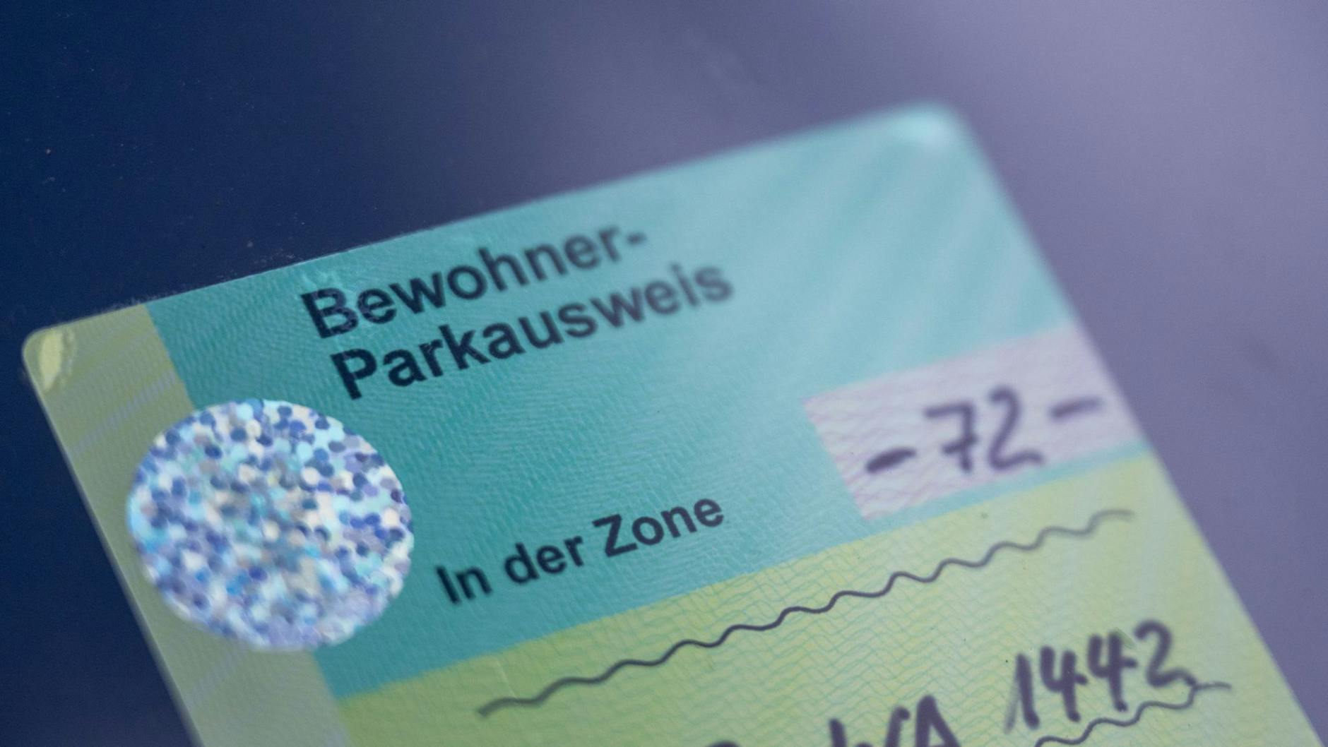 Ein Anwohner-Parkausweis kostet bisher 20,40 Euro für zwei Jahre. Doch die Preise sollen nach dem Willen von CDU und SPD jetzt nach oben schießen.