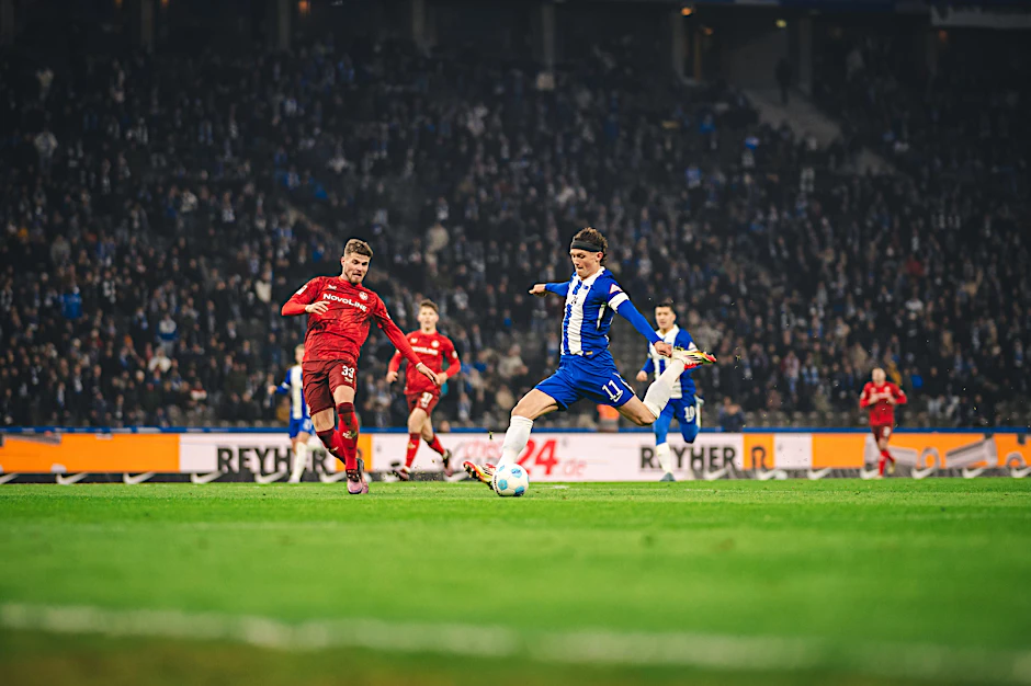 Fabian Reese zieht mit links ab. 2025 steht er erstmals in der Startelf von Hertha.