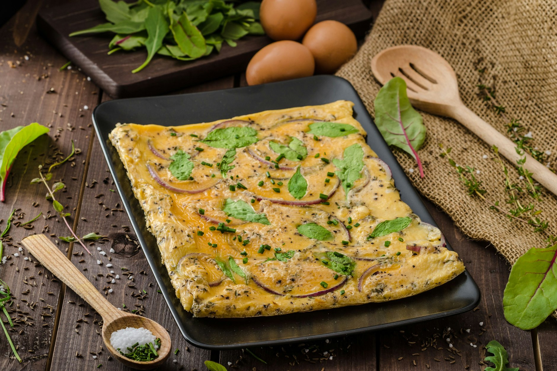 Ohne Wenden, ohne Brutzeln in der Pfanne – das Omelett wird einfach im Ofen fertig gebacken.
