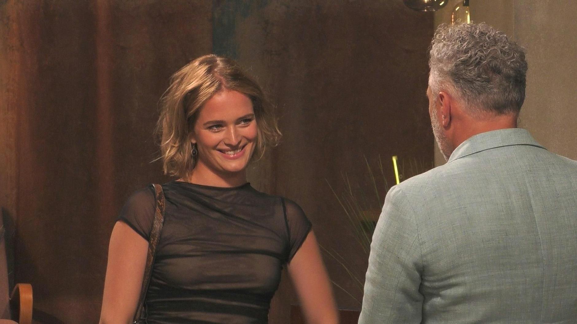 Roland Trettl begrüßt Chiara bei „Promi First Dates“.