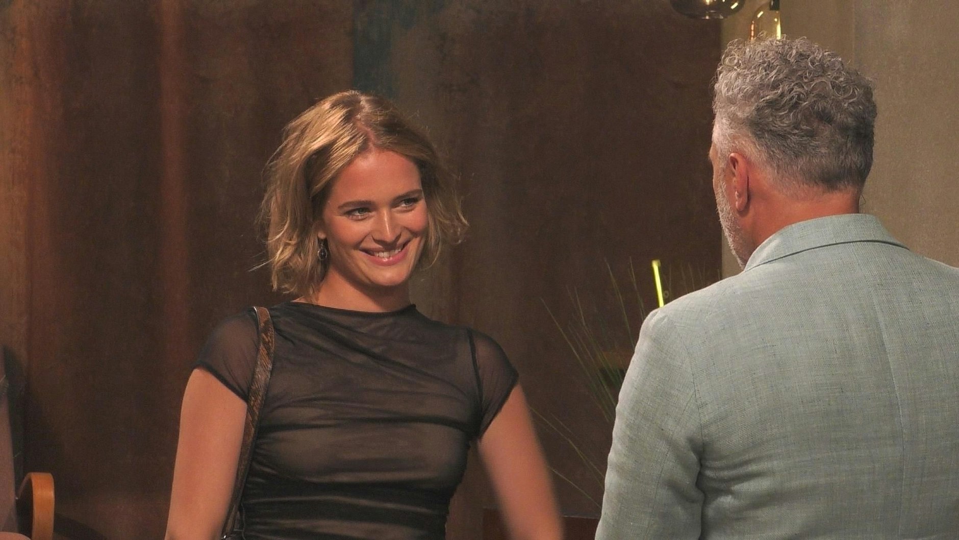 Roland Trettl begrüßt Chiara bei „Promi First Dates“.