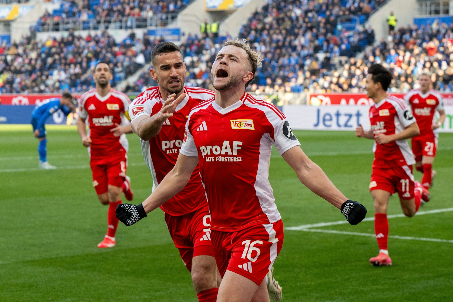 Benedict Hollerbach feiert seinen ersten Bundesliga-Doppelpack beim 4:0-Sieg des 1. FC Union bei der TSG Hoffenheim. Auf dem Boden bleibt der Stürmer dennoch.