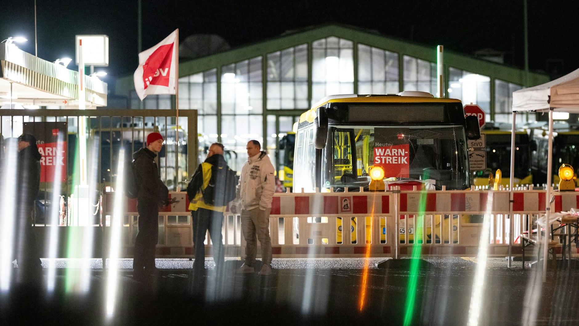 Streikende stehen während eines ganztägigen Verdi-Warnstreiks bei den Berliner Verkehrsbetrieben (BVG) vor einem Betriebshof in der Müllerstraße.