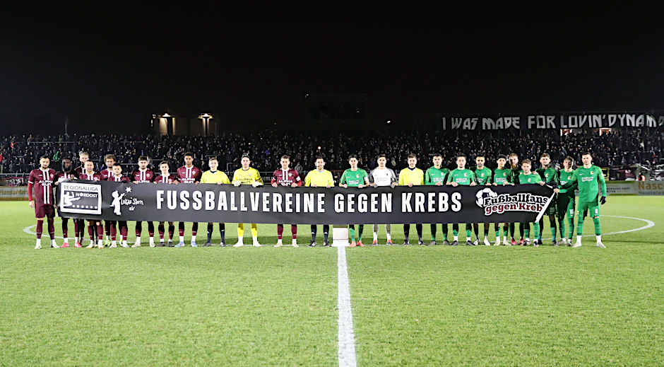 BFC Dynamo (l.) , Schiri Niclas Rose (M.) und Chemie Leipzig – so wie im Sportforum setzte die gesamte Regionalliga Nordost ein Statement.