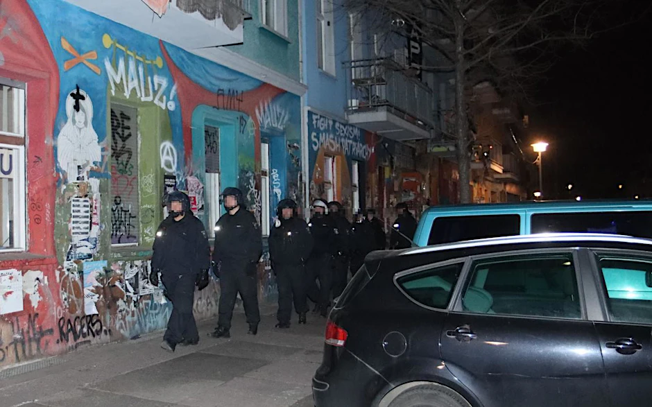 Einheiten der Berliner Polizei in der Rigaer Straße