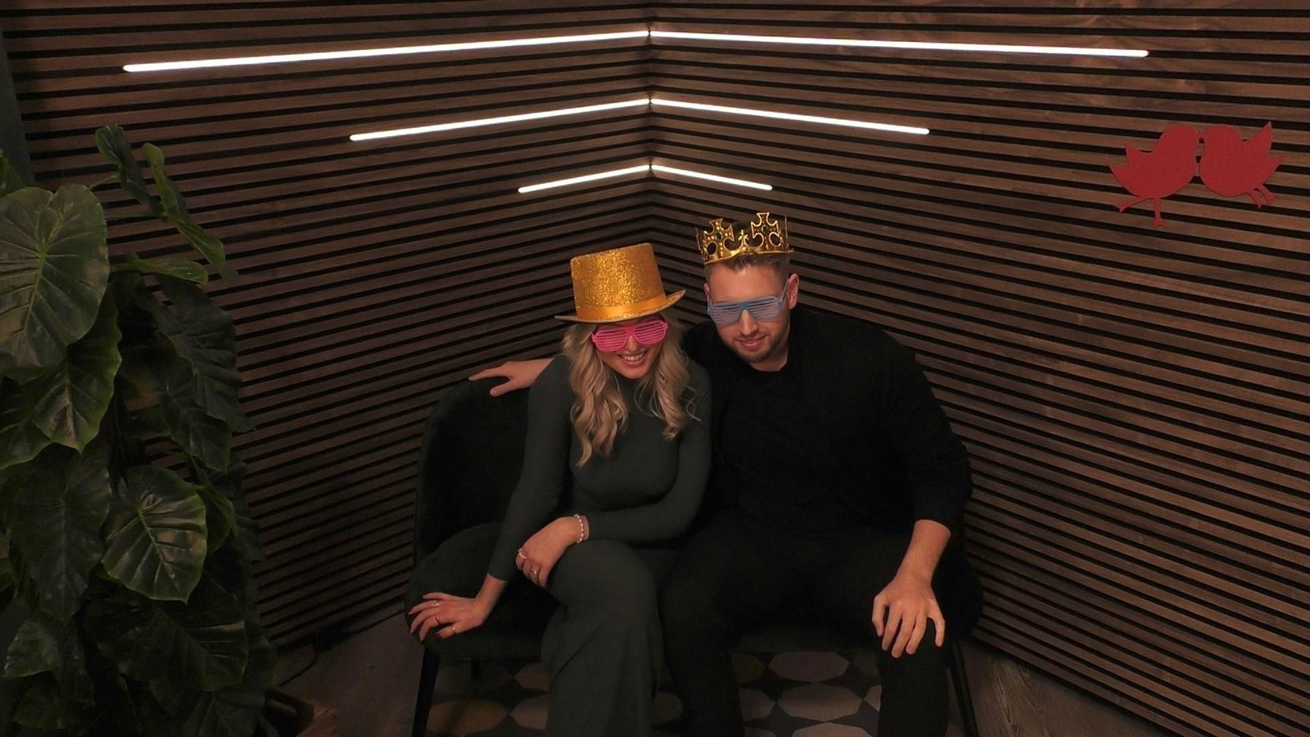 Antonia und Justin haben Spaß in der Fotobox.