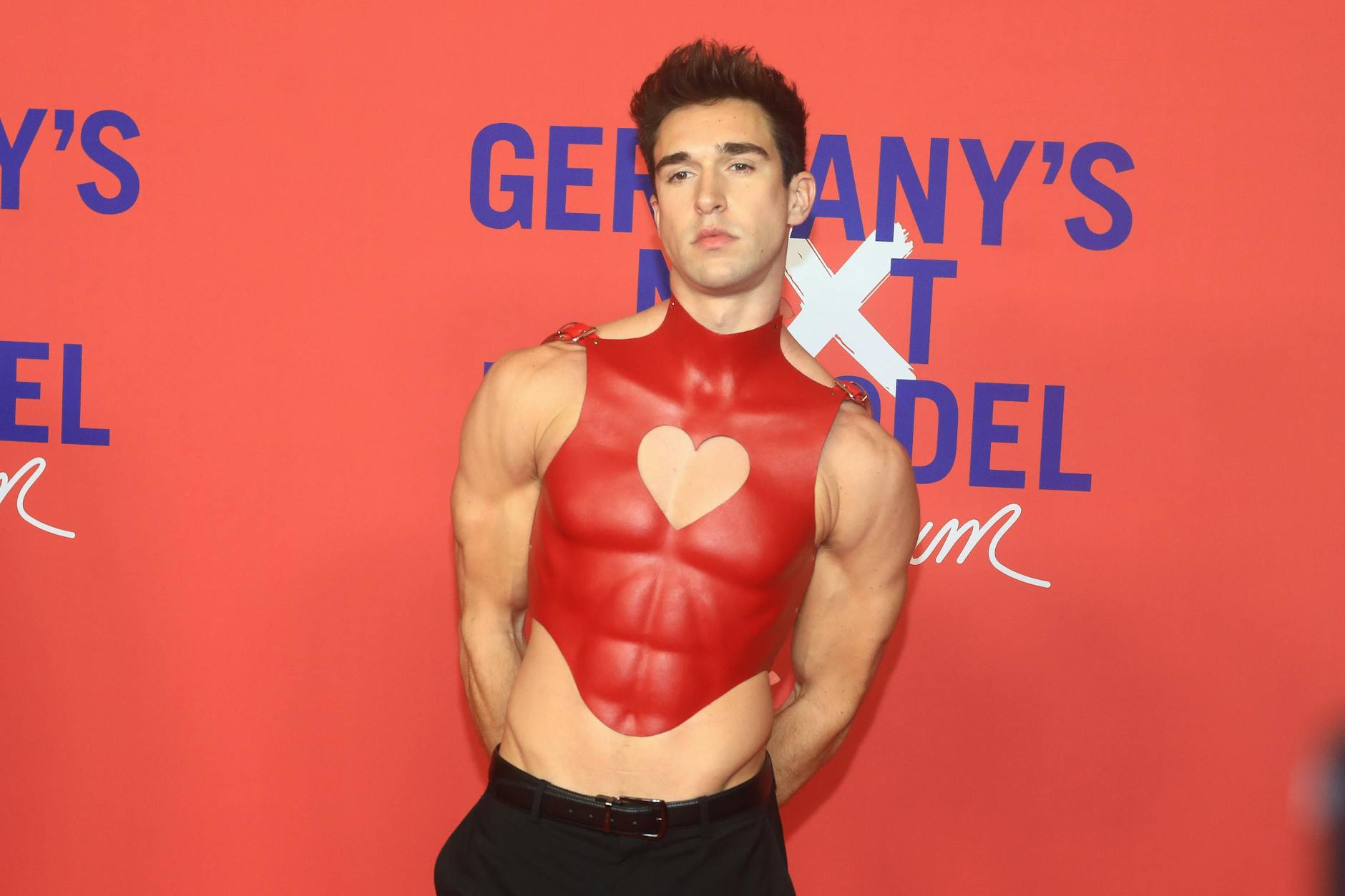 Lukas Küchen in einem Outfit von Marina Hoermanseder auf dem Red Carpet des GNTM-Preview-Events.