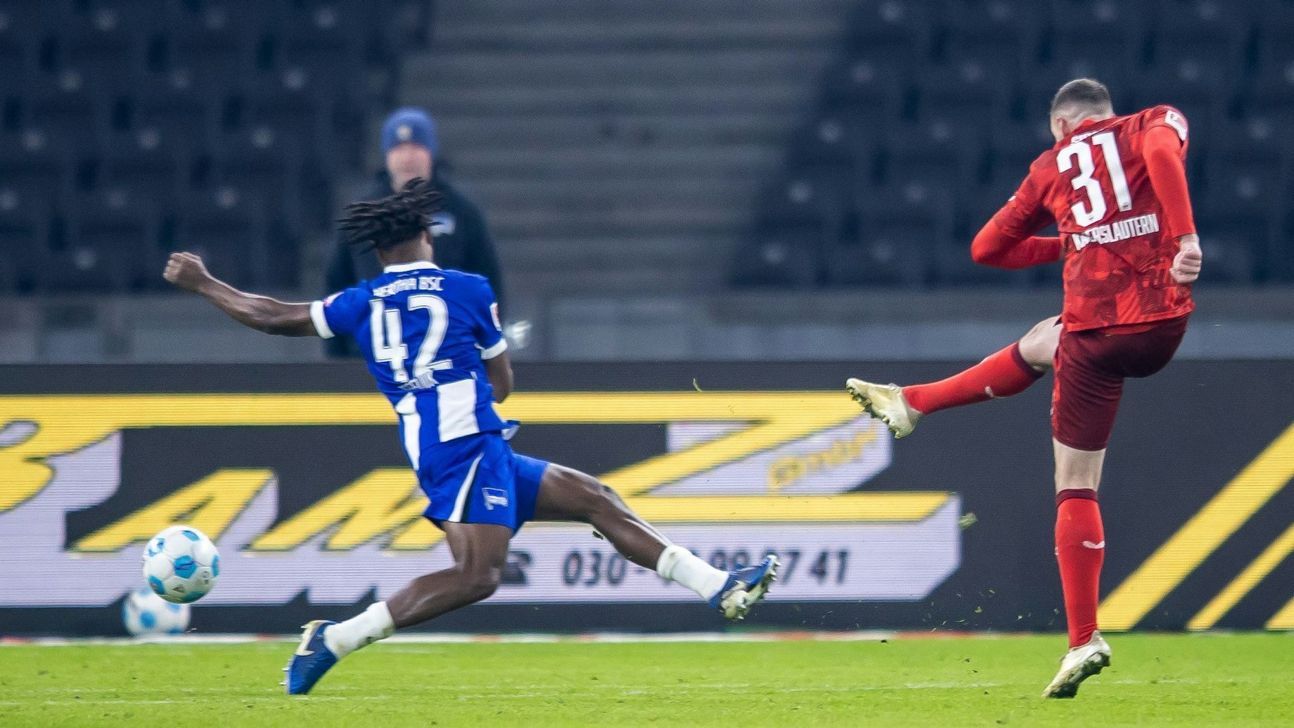 .Lauterns Luca Sirch zieht ab zum 1:0 ab, Herthas Deyovaisio Zeefuik kann es nicht verhindern.
