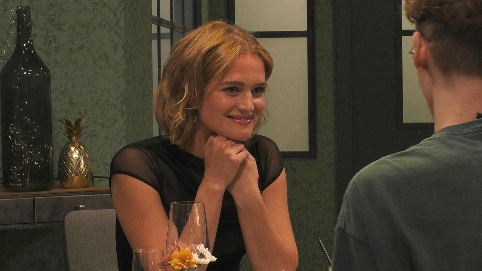 Chiara Moon Horst lässt sich im TV auf ein Blind Date ein.