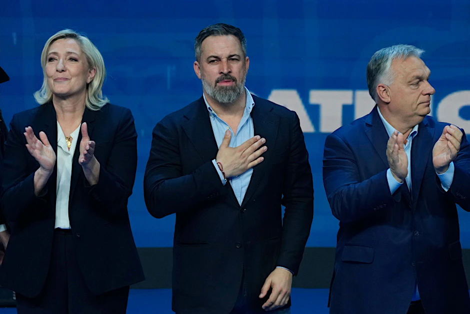 RN-Politikerin Marine Le Pen (l.) mit Vox-Chef Santiago Abascal (m.) und dem ungarischen Ministerpräsidenten Viktor Orbán (r.)