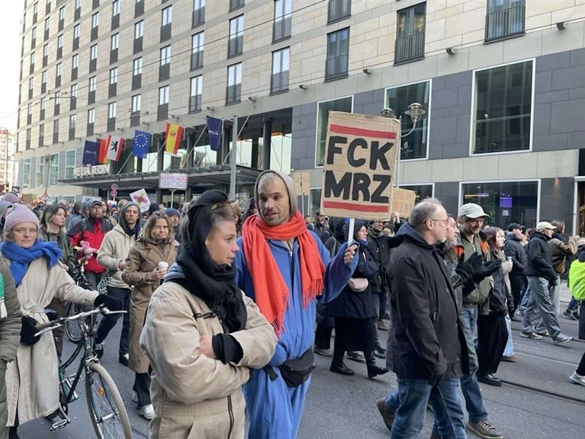 Die Demonstranten übergehen zum CDU -Partycenter.