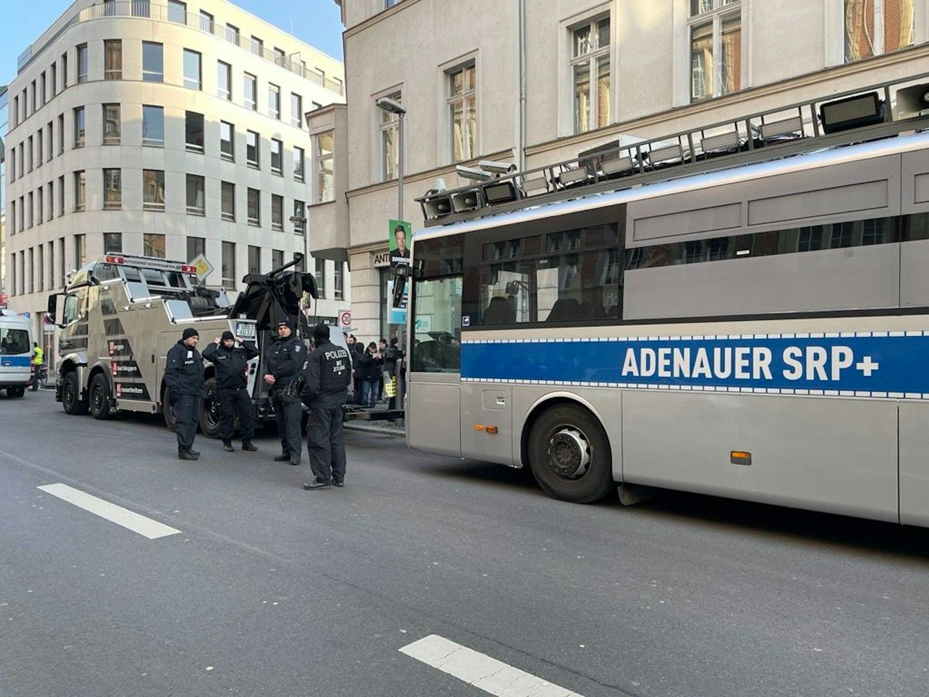 Die Polizei zieht die 