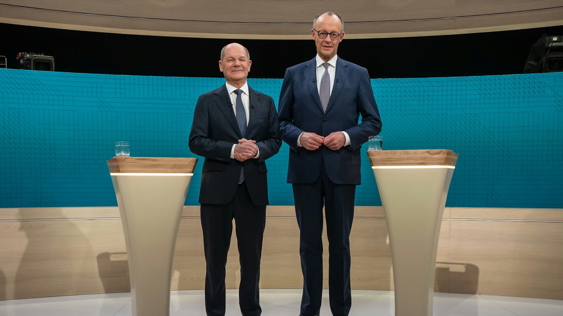 Berlin: Bundeskanzler Olaf Scholz (SPD, l) steht vor dem TV-Duell neben CDU-Chef Friedrich Merz.