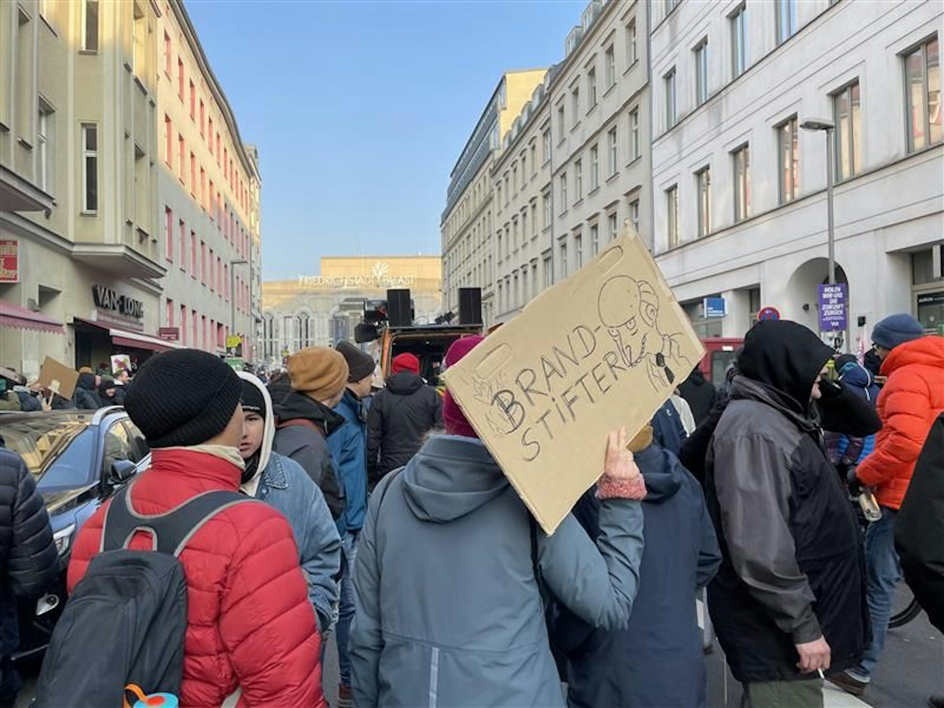 Friedrich Merz wird auf Plakaten als Brandstifter bezeichnet.