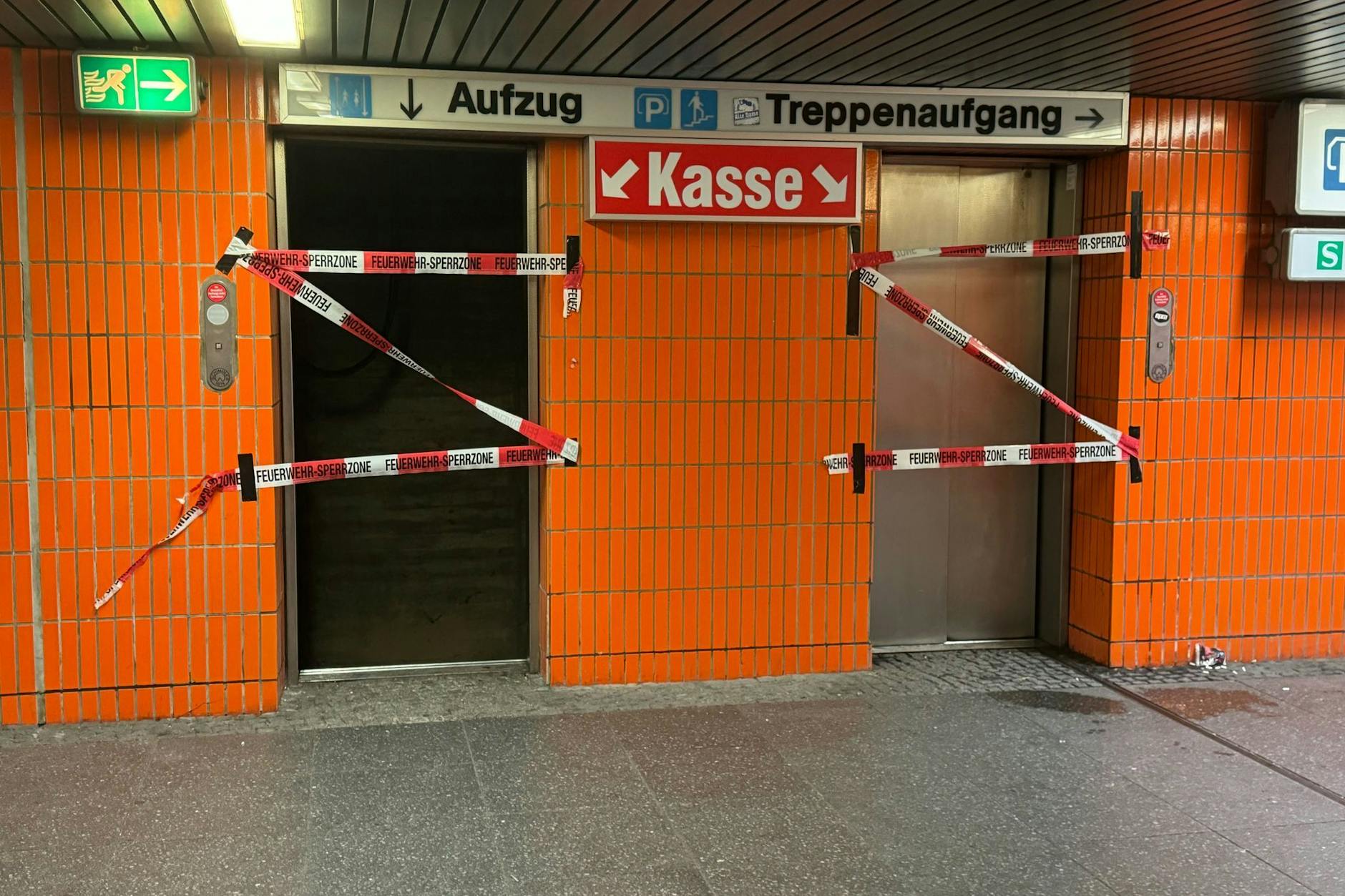 Absperrbänder der Feuerwehr hängen an Zugängen zum ICC nach einem Brand. Hier wurde auch die tote Frau gefunden.