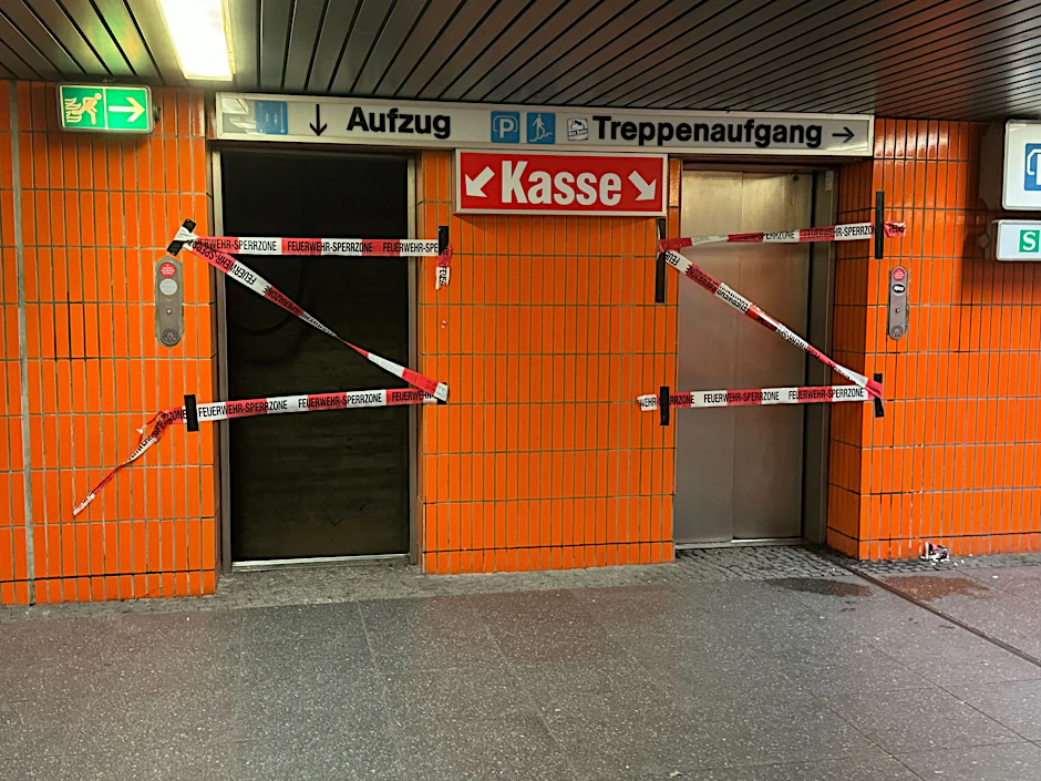 Absperrbänder der Feuerwehr hängen an Zugängen zum ICC nach einem Brand. Hier wurde auch die tote Frau gefunden.